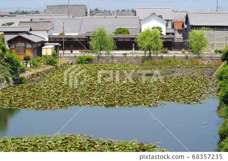 城堡護城河和商人房屋的風景 68357235