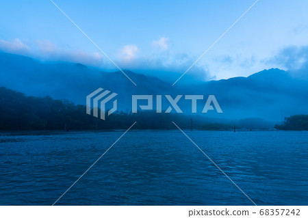 [Kamikochi] Morning in Taisho pond 68357242