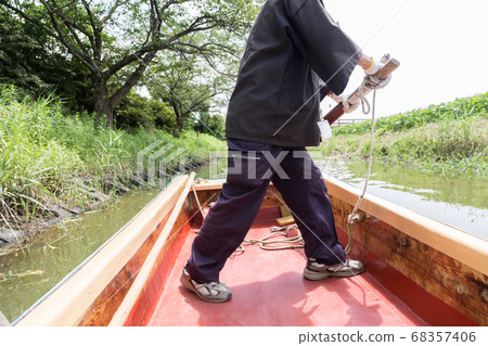 划船的船夫 68357406