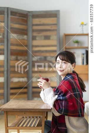 一杯的年輕女子 68357739