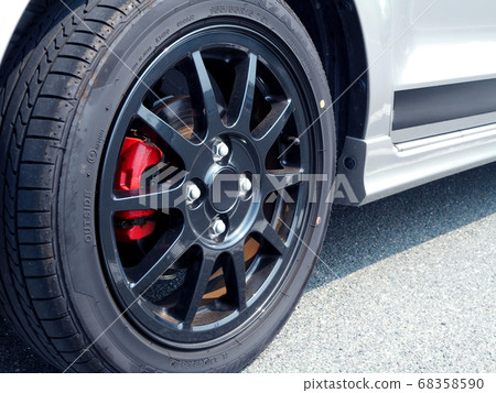 Wheel tire with red caliper 68358590