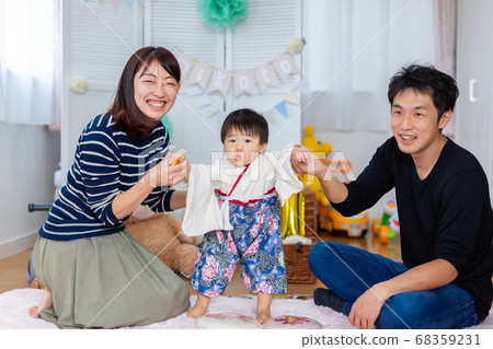 Family celebrating their first birthday 68359231
