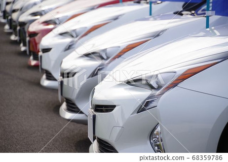 汽車圖像普銳斯在經銷商處排隊 68359786