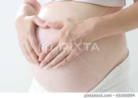 孕婦用左手在她的肚子上（朝左） 68360894