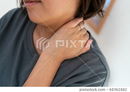 Housewife with a sore neck Housewife with a sore neck 68362882