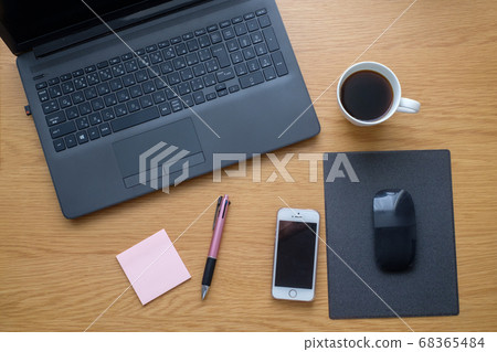 遠程辦公筆記本電腦在家裡的辦公桌,智能手機和咖啡 遠程辦公筆記本電腦在家裡的辦公桌,智能手機和咖啡 68365484