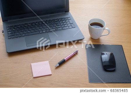遠程辦公筆記本電腦在家裡的辦公桌，智能手機和咖啡 68365485