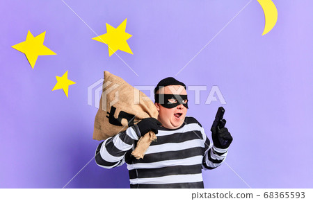 fat prisoner with bag of money and gun running away from police fat prisoner with bag of money and gun running away from police 68365593