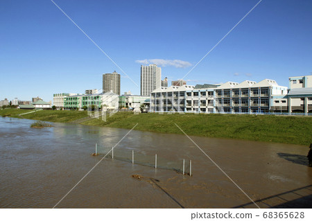 Funato-cho, Kawaguchi City: At the bank of Arakawa where the water level increased (Typhoon No. 19 in the first year of Reiwa) Funato-cho, Kawaguchi City: At the bank of Arakawa where the water level increased (Typhoon No. 19 in the first year of Reiwa) 68365628
