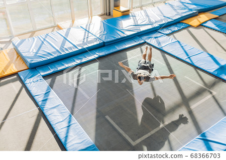 young sporty man dropping on the mat 68366703