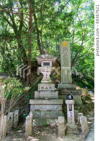 高尾山步道紀念碑上的夜燈 照片素材 圖片 圖庫