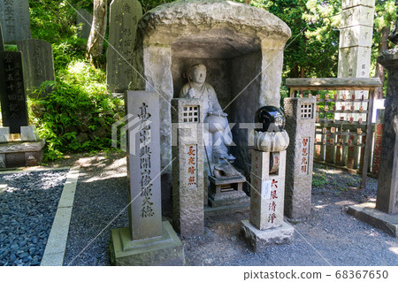 Takao Mountain Trail Yakuoin, Takao Nakako Kaizan Shungen Daitoku 68367650