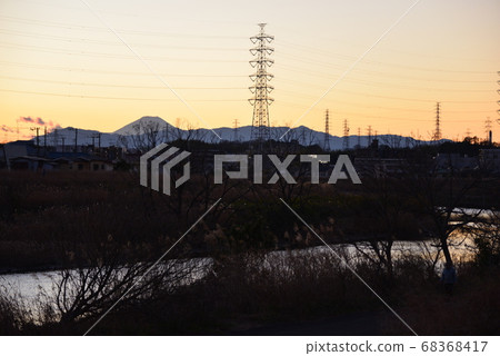 Evening view of Mt. Fuji seen along the Tsurumi River (Tsunashima, Kohoku Ward, Yokohama City) 68368417