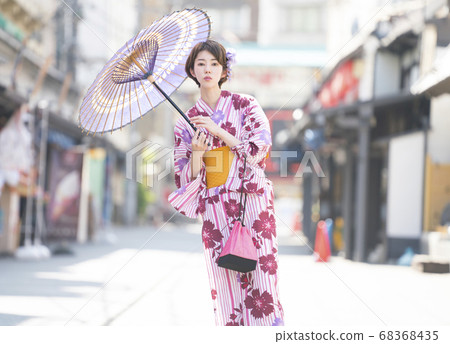 東京淺草花敷前的浴衣女人 68368435