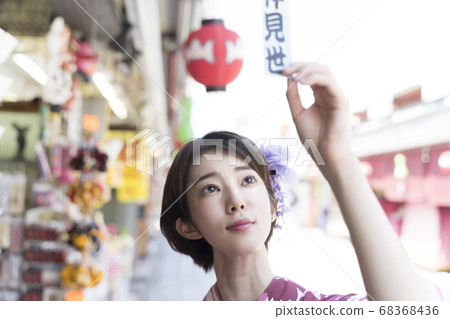浴衣女子，東京淺草中見世街 68368436