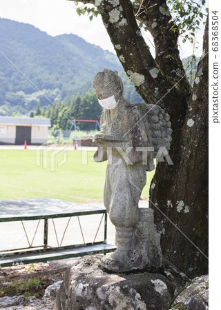 戴著面具的二宮金次郎的石像 68368504