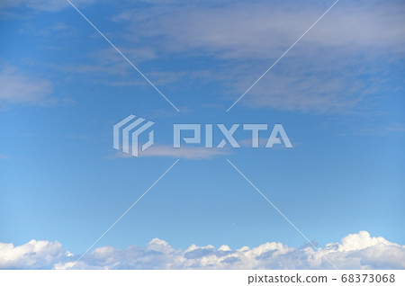 藍天和夏天雲彩 68373068