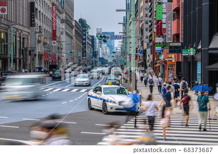日本的東京城市景觀:面具,中暑,“日本橋北az”(行人過路處)的穿越= 8月10日 日本的東京城市景觀:面具,中暑,“日本橋北az”(行人過路處)的穿越= 8月10日 68373687