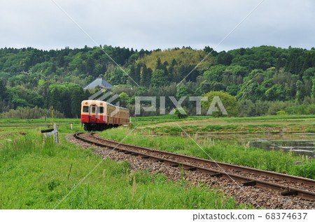 Ordinary train (Kiha 200 type) that runs between the Kominato Railway Line and Kazusa Tsurumai/Kazusokubo Station. 68374637