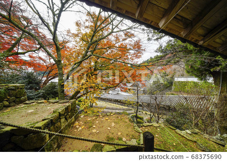 Nara autumn hasedera, autumn leaves and lower corridor seen from the middle corridor Nara autumn hasedera, autumn leaves and lower corridor seen from the middle corridor 68375690