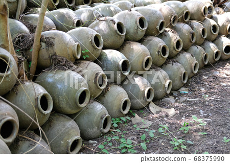 ceramic pot jar pile. clay terracotta pottery 68375990