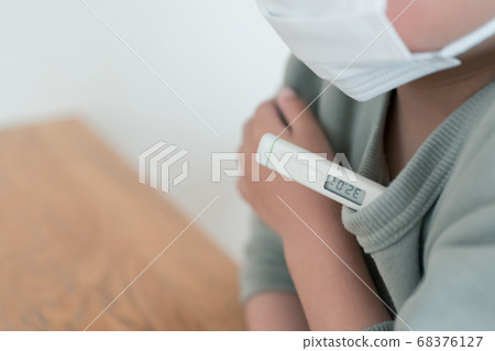 Elementary school student 68376127