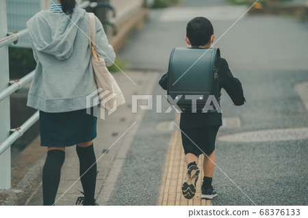 elementary student, primary school child, primary school student 68376133