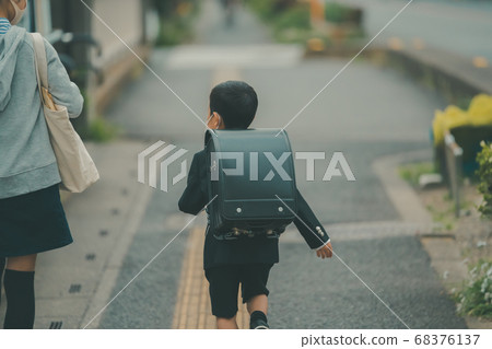 elementary student, primary school child, primary school student 68376137