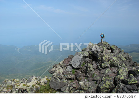 勞蘇山峰登山者 68376587