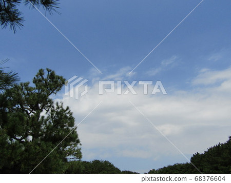 Hot summer white clouds and blue sky Hot summer white clouds and blue sky 68376604