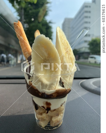 巧克力香蕉聖代放在汽車儀錶板上 巧克力香蕉聖代放在汽車儀錶板上 68376615