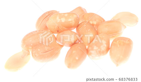 Peanuts on white Peanuts on white 68376833