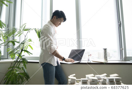 一個男人工作 一個男人工作 68377625
