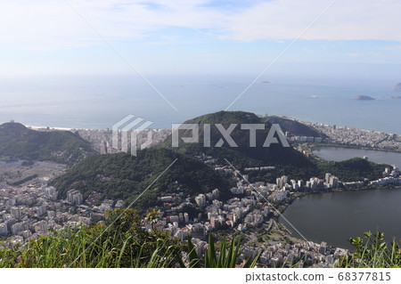 從基督雕像在巴西里約熱內盧科科瓦多的Copacapana海灘的視圖 68377815