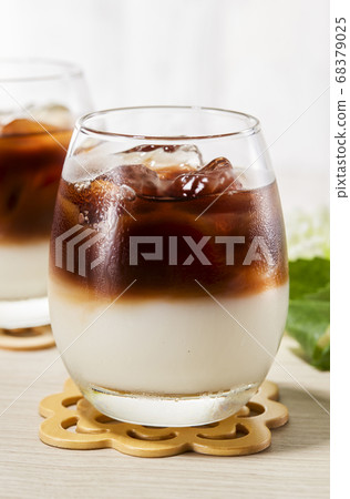 兩層冰咖啡加兩層咖啡和牛奶 68379025