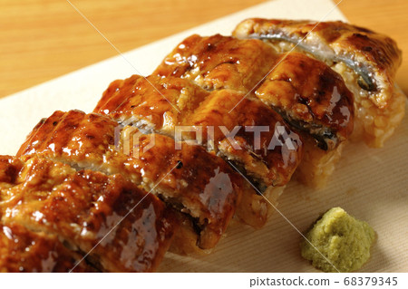 鰻魚壽司和芥末上壽司木a 鰻魚壽司和芥末上壽司木a 68379345