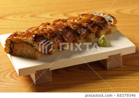 鰻魚壽司和芥末上壽司木a 鰻魚壽司和芥末上壽司木a 68379346