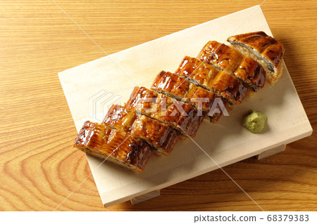 Take a bird's eye view of eel sushi and wasabi served on sushi geta 68379383