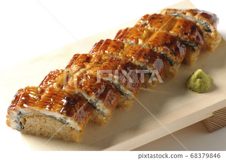 Unagi壽司和芥末在壽司geta（白色背景）上食用 68379846