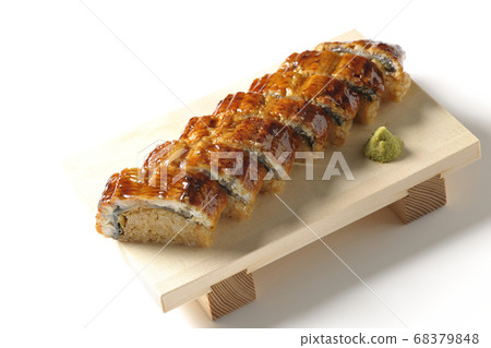 Unagi壽司和芥末在壽司geta(白色背景)上食用 Unagi壽司和芥末在壽司geta(白色背景)上食用 68379848