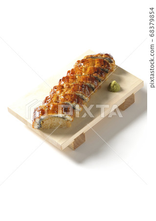 Unagi壽司和芥末在壽司geta（白色背景）上食用 68379854