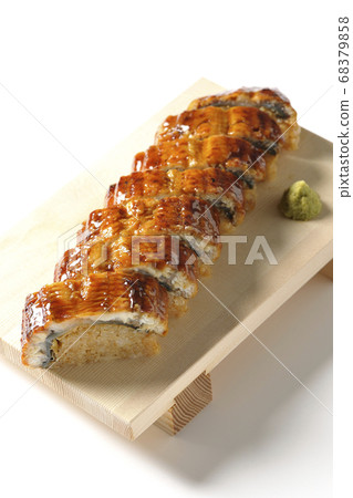 Unagi壽司和芥末在壽司geta（白色背景）上食用 68379858