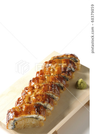 Unagi壽司和芥末在壽司geta（白色背景）上食用 68379859