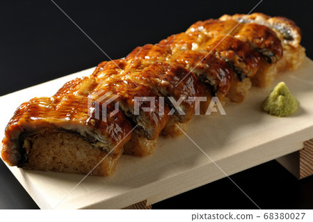Unagi壽司和芥末上壽司木a（黑色背景） 68380027