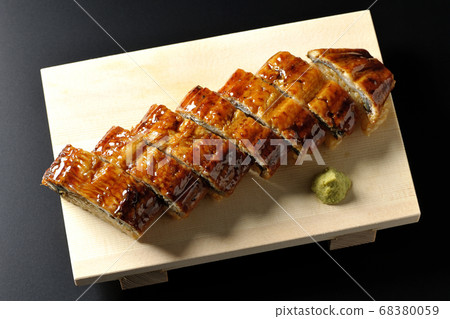 Unagi壽司和芥末在壽司geta上食用（黑色背景，鳥瞰） 68380059