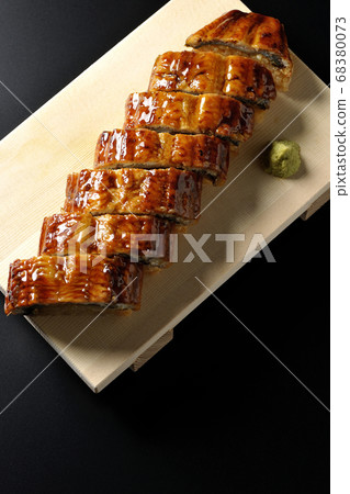 Unagi壽司和芥末在壽司geta上食用（黑色背景，鳥瞰） 68380073