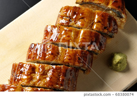 Unagi壽司和芥末在壽司geta上食用(黑色背景,鳥瞰) Unagi壽司和芥末在壽司geta上食用(黑色背景,鳥瞰) 68380074