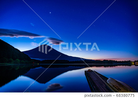 [Shizuoka Prefecture] Under the stars, Lake Tanuki and Mt. Fuji 68380775
