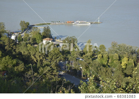 遠樹天樹，K成湖，在湖邊的一艘船和由一足一郎經營的船。 68381083