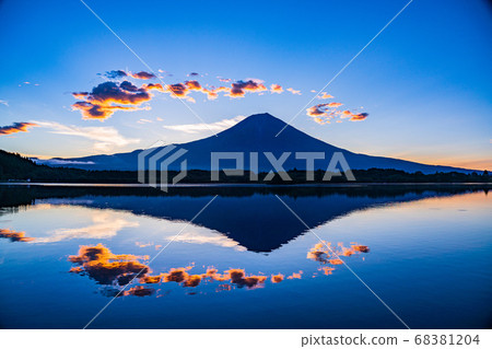[Shizuoka Prefecture] Lake Tanuki, upside down Fuji at dawn 68381204